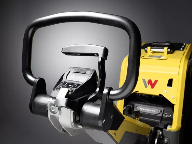 Ergonomiczny i nisko-wibracyjny dyszel sterujący (niskie HAV) w zagęszczarce DPU 6260